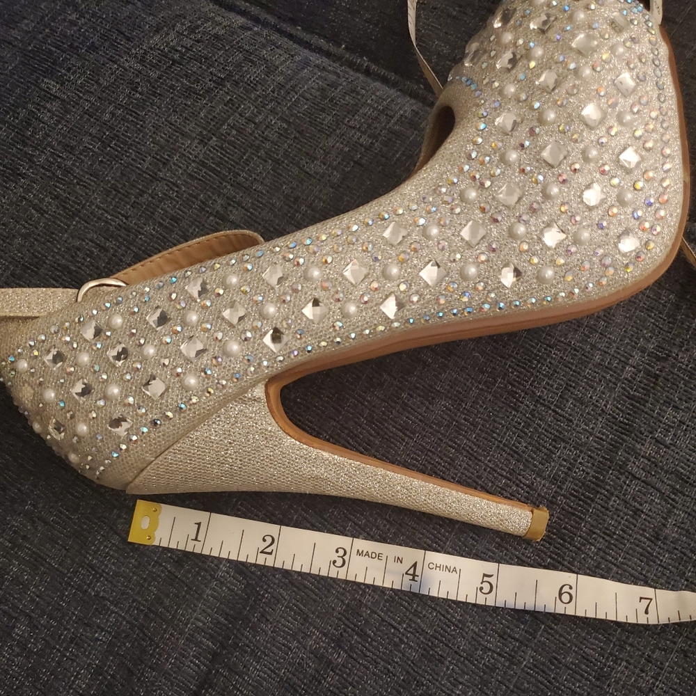 Delicacy Embellished Stilletoes - Picture 5 of 8